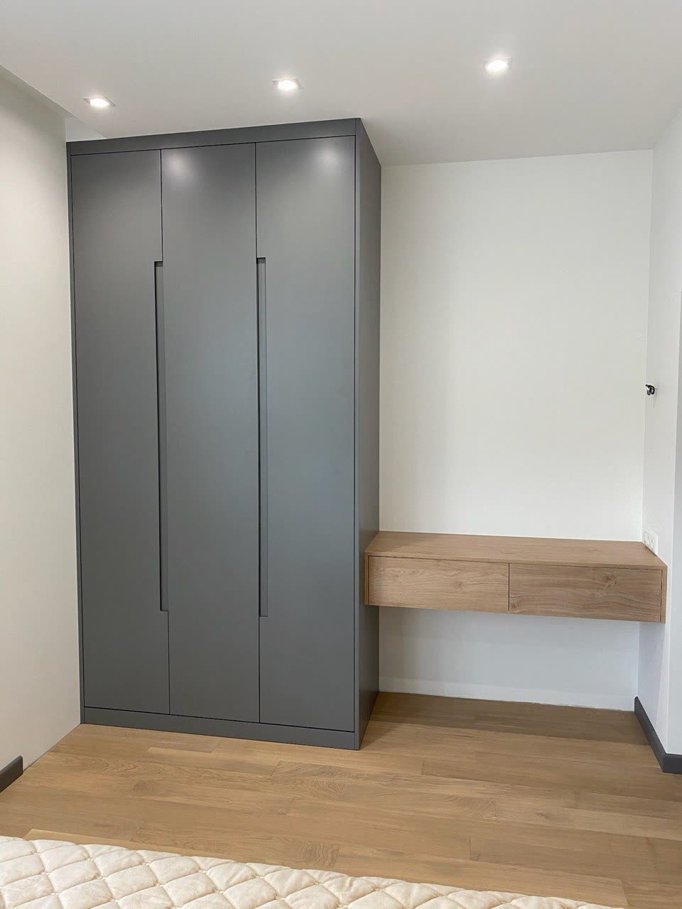 Wardrobe with cut-in handles and floating desk