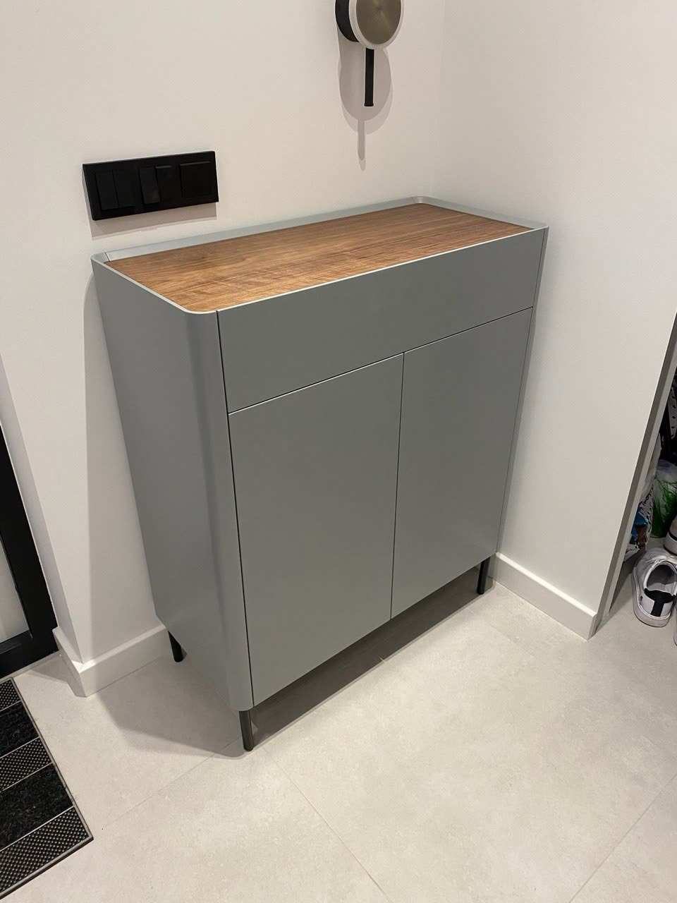 Shoe cabinet · matte grey, oak top