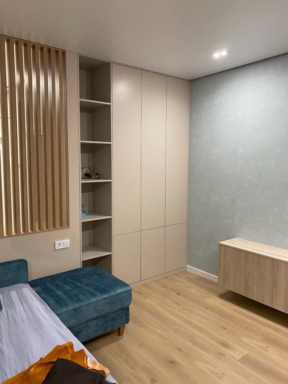 Slatted oak wall with open shelving