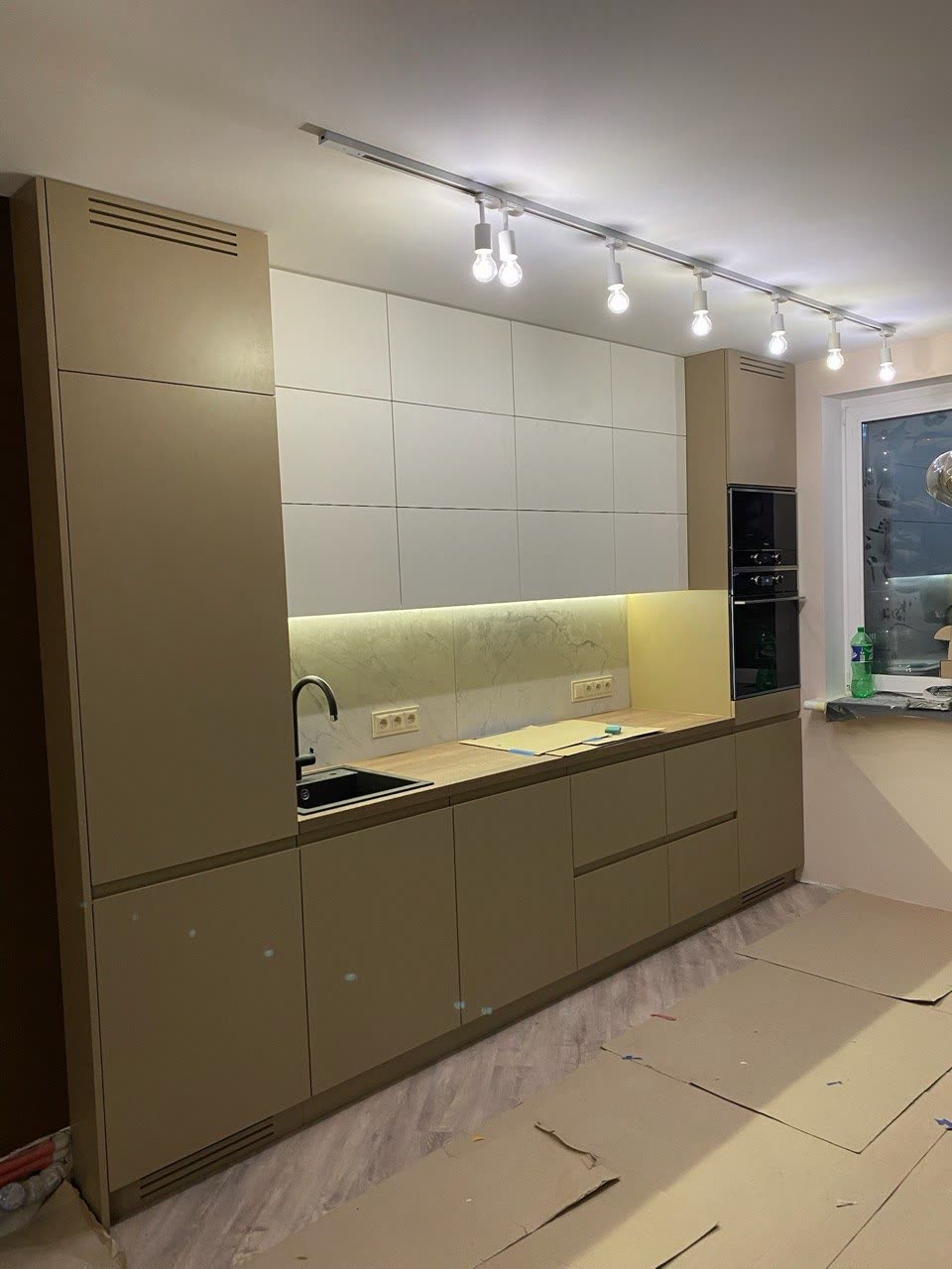 Kitchen · handle-free fronts, oak worktop