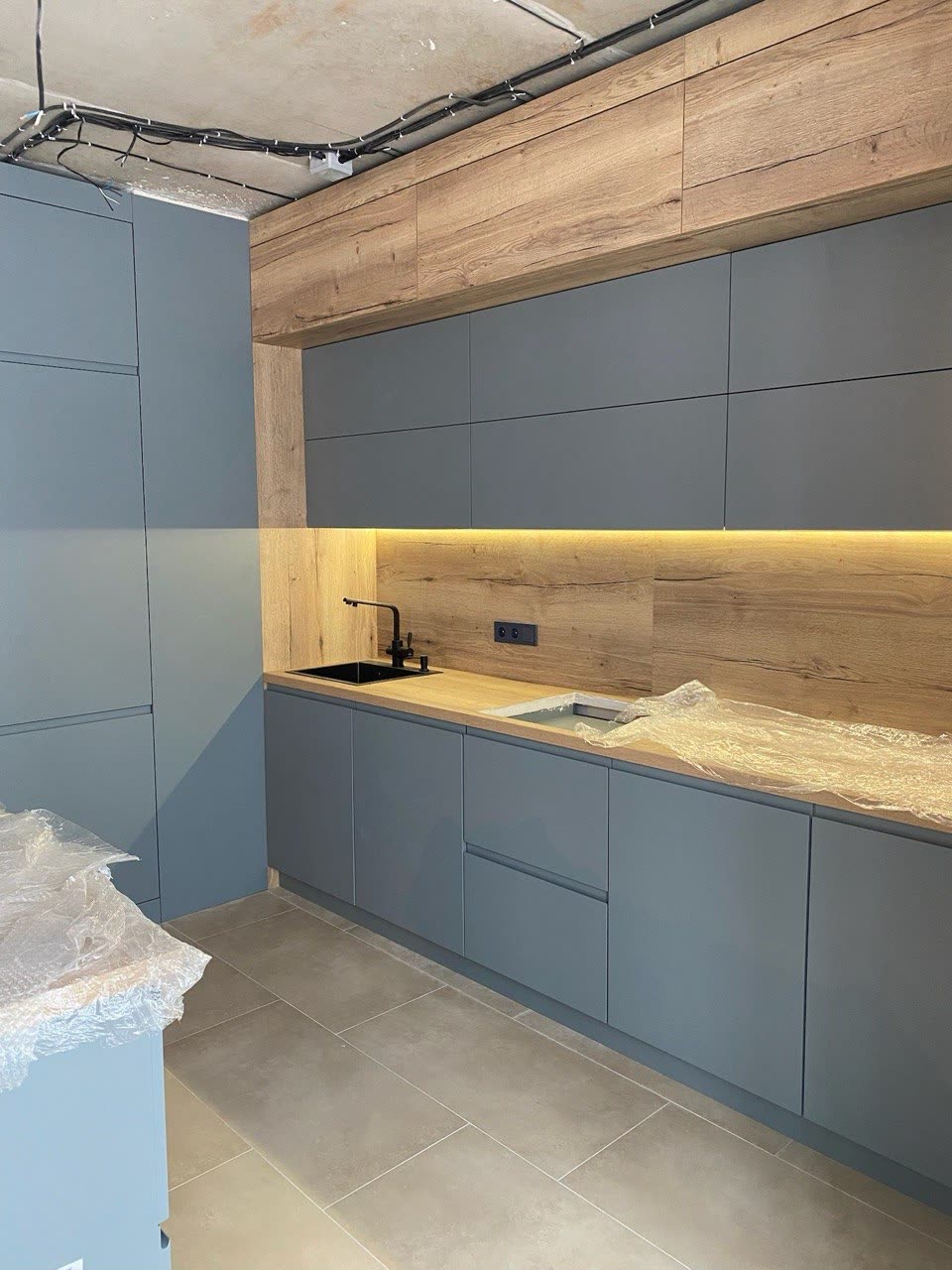 Grey kitchen with oak backsplash