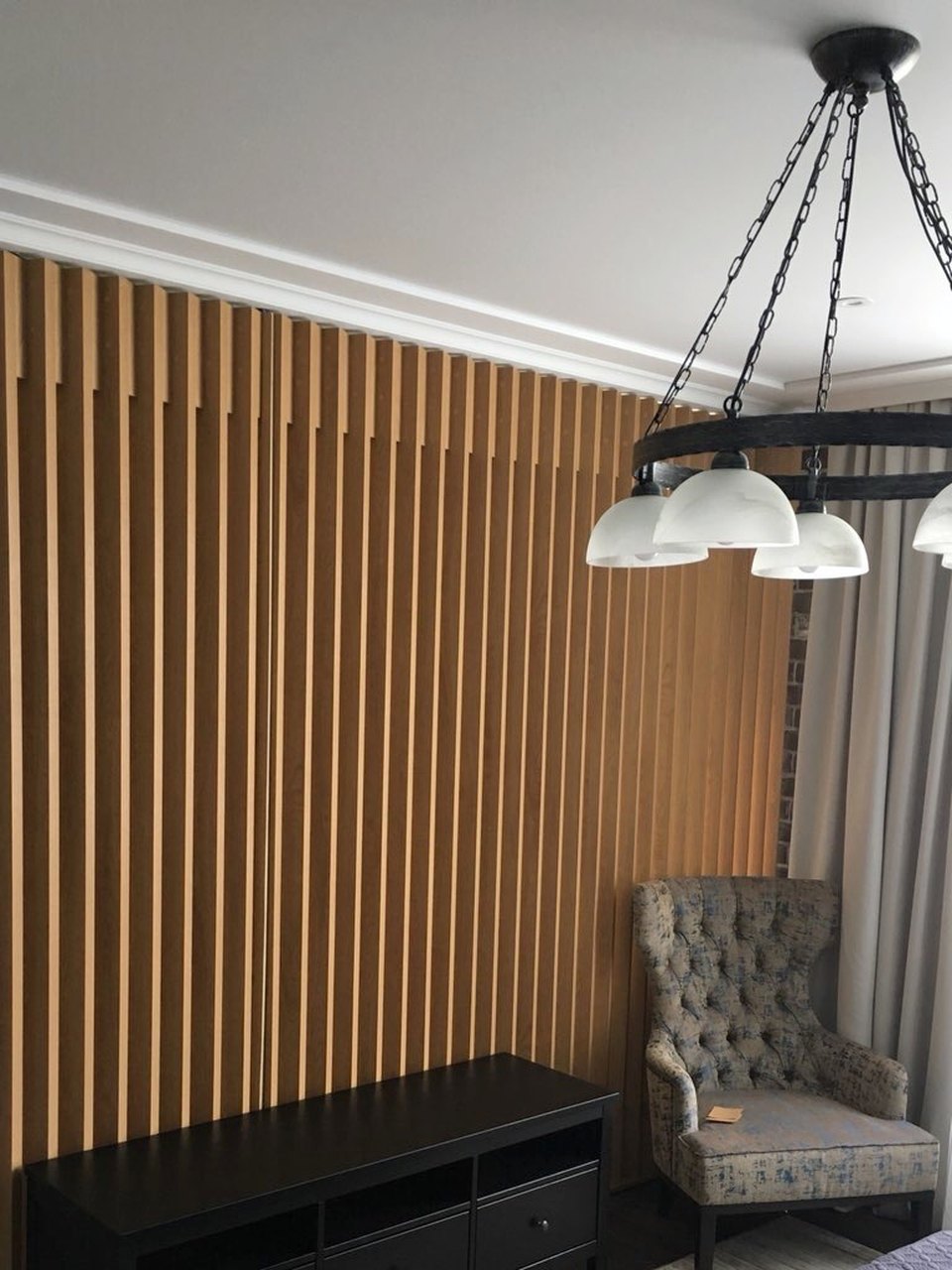 Slatted feature wall in the bedroom
